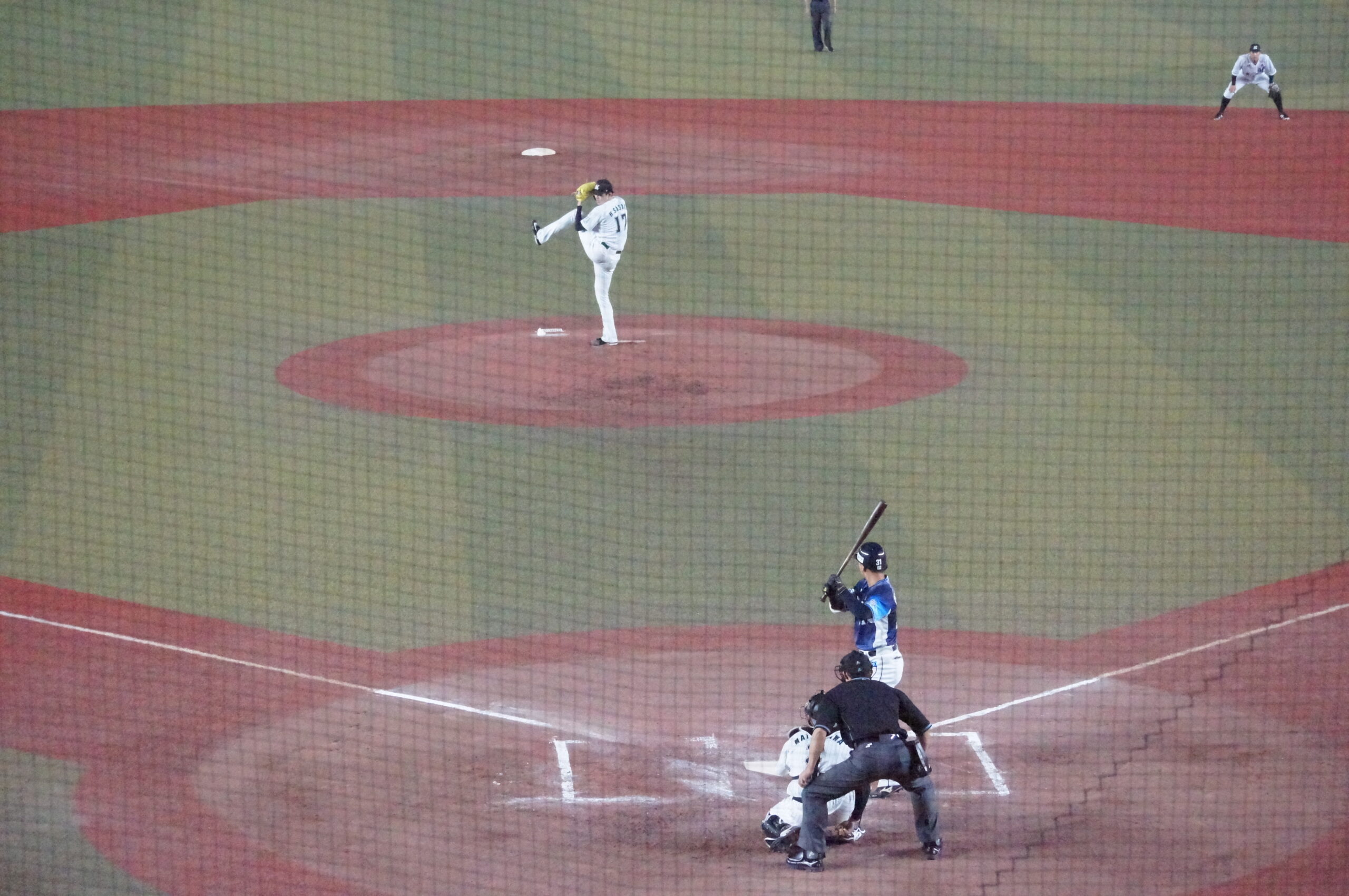 千葉ロッテマリーンズの佐々木投手が投げるところ